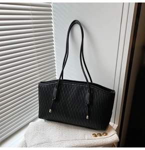 Détails du sac à bandoulière noir plissé avec longues anses et détails dorés