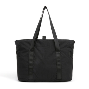 Gros plan du sac cabas en nylon noir léger montrant des bretelles durables et une texture douce
