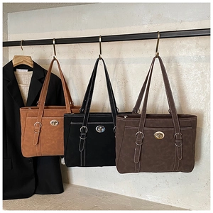 Comparaison détaillée de trois sacs cabas en daim en couleurs caramel, noir et café