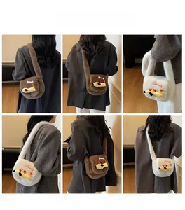 Vue détaillée du sac bandoulière chiot en peluche montrant la fourrure et les angles de côté