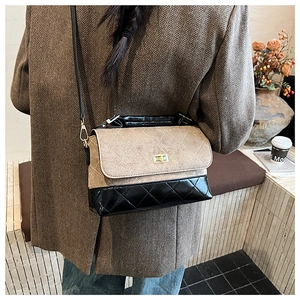 Détail du sac bandoulière bicolore matelassé avec fermoir doré et bandoulière en cuir fin