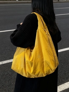 Grand sac hobo minimaliste en nylon jaune vif pour femme dans un style urbain moderne
