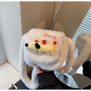 Détail du sac à main en fausse fourrure blanche avec chiot 3D mignon et bandoulière peluche