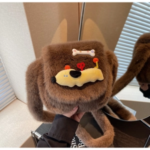 Détail du sac en peluche marron avec chiot 3D mignon et décoration d'os étoilé