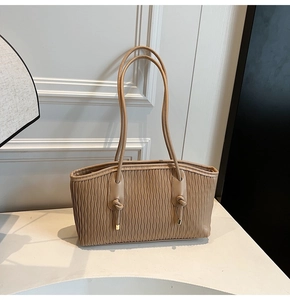 Gros plan sur le sac fourre-tout plissé kaki avec nœuds et embouts métalliques élégants