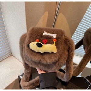 Gros plan sur un sac en peluche marron avec motif de chiot jaune et patch d'os