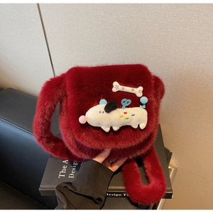 Détail du sac à main en peluche rouge vin avec broderie de chiot et d'os mignons