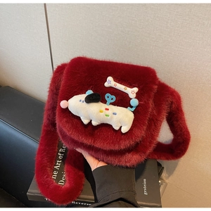 Détail du sac à main bordeaux en peluche avec motif chien mignon et texture douce