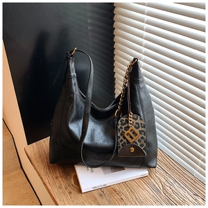 Detailansicht der schwarzen Hobo-Tasche mit Goldkette und Leoparden-Anhänger
