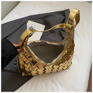 Detailansicht der goldenen gewebten Hobo-Tasche mit Innenfutter und Reißverschlusstasche