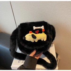 Vue détaillée du sac en fausse fourrure noire avec motif de chien de dessin animé jaune