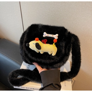 Détail du sac pelucheux noir orné d'un chien jaune et d'un accessoire en os blanc