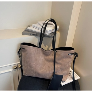 Dettaglio della borsa tote vintage in pelle scamosciata con goffratura TOTE BAG