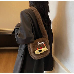 Détail du sac à bandoulière en peluche marron avec motif de chien mignon et décor d'os