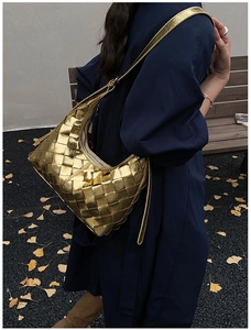 Detail der goldenen gewebten Leder-Hobo-Tasche mit hochwertiger Intrecciato-Handwerkstextur