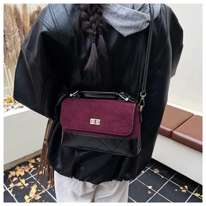 Détail du sac bandoulière matelassé bordeaux et noir avec fermoir doré élégant