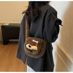 Détail d'un sac à main marron en peluche avec un petit chien jaune et un os décoratif