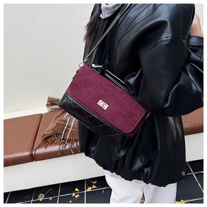 Détail du sac bandoulière bicolore en daim bordeaux et cuir matelassé avec fermoir doré