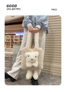 Dettaglio della borsa tote in peluche a forma di orso con texture morbida e design 3D