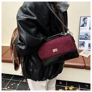 Détail du sac patchwork en velours bordeaux et cuir noir avec motif matelassé losanges