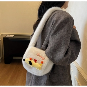 Détail d'un sac à bandoulière en peluche blanche avec décoration de chiot de dessin animé