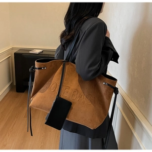 Borsa tote in ecopelle scamosciata marrone con scritte in rilievo e astuccio nero rimovibile