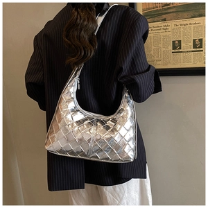 Detail der silbernen metallischen Web-Hobo-Tasche mit glänzender breiter Webstruktur
