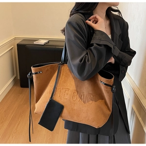 Borsa tote in camoscio marrone con scritte a rilievo e un piccolo astuccio nero incluso