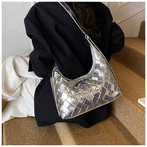 Detailansicht der silbernen geflochtenen Hobo-Tasche mit breiten Trägern und Metallic-Look