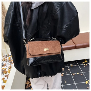 Détail du sac bandoulière classique matelassé avec fermoir rotatif doré et rabat