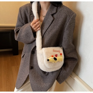 Détail du sac à bandoulière en peluche blanche avec chiot et décoration d'os rose