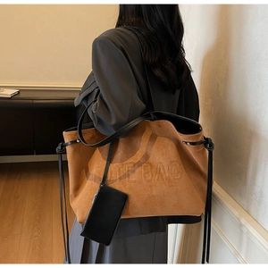 Dettaglio borsa tote in pelle scamosciata con coulisse nera e scritta TOTE BAG
