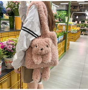 Dettaglio della borsa tote orsetto rosa in morbida lana di agnello per la moda invernale