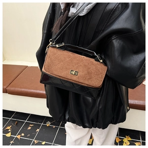 Détail d'un sac vintage avec motif matelassé et fermoir doré sur une tenue de mannequin