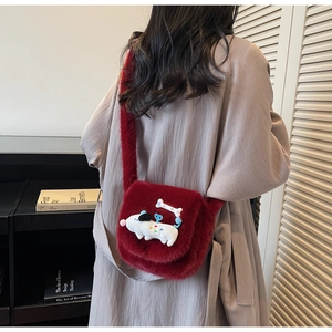 Détail du sac bandoulière rouge en peluche avec un chiot blanc de dessin animé et un os