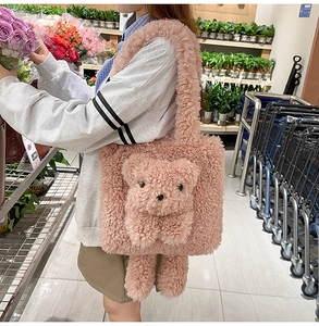 Borsa tote rosa in morbido peluche con orsetto 3D mostrata in un contesto reale