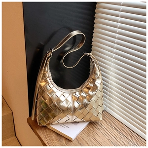 Detailansicht der goldfarbenen geflochtenen Hobo-Tasche mit glänzender Lederstruktur