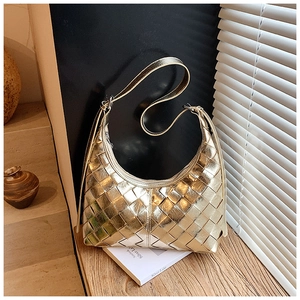 Detailaufnahme der goldfarbenen geflochtenen Hobo-Bag mit luxuriöser Webstruktur-Textur