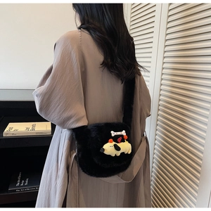 Détail d'un sac à bandoulière en peluche noire avec un charmant chien de dessin animé