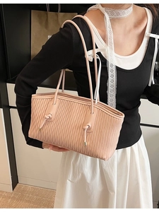Sac à épaule plissé rose avec ferrures dorées et détail de cordon à nœud élégant