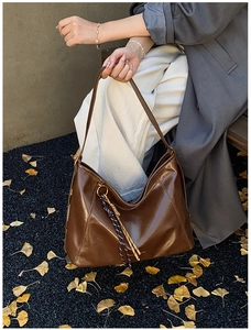 Sac cabas en cuir marron avec pendentif en corde tressée et détails anneaux dorés