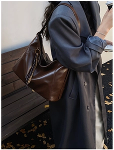 Détail d'un grand sac cabas hobo marron avec un cordon décoratif tressé élégant