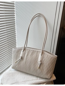 Sac fourre-tout matelassé blanc crème chic avec plis verticaux et détails de cordon en métal