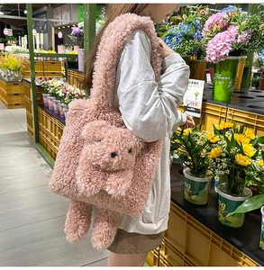 Dettaglio della borsa tote in ecopelliccia rosa con design orsetto 3D e consistenza soffice