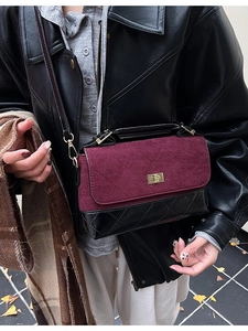 Sac bandoulière rétro matelassé bordeaux et noir avec fermoir métallique doré