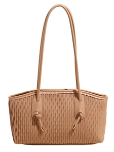 Sac bandoulière plissé beige avec ondulations verticales et nœuds métallisés