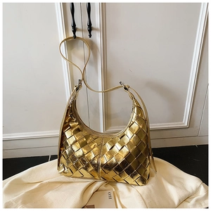 Detailansicht der gold gewebten Hobo-Tasche mit metallischer Textur und feiner Verarbeitung