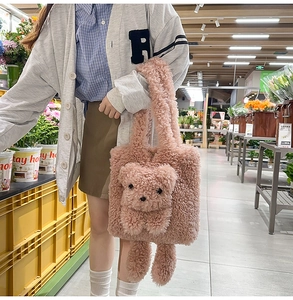 Texture dettagliata della borsa tote in peluche rosa con design di orsetto 3D
