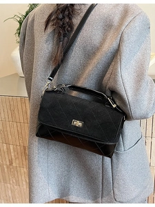 Petit sac à main vintage matelassé en cuir noir givré avec boucle dorée pour femmes