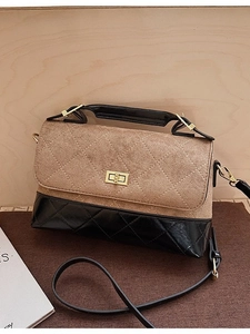 Sac bandoulière vintage matelassé en cuir marron dépoli et cuir noir avec fermoir doré